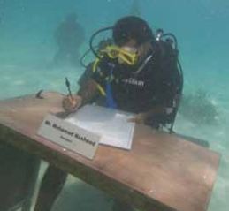 Maldives Cabinet Meets Underwater